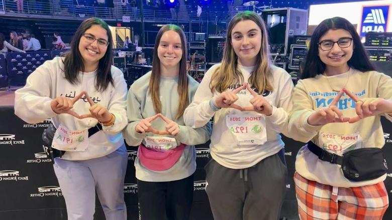 博克斯 dancers hold up diamonds in recognition of THON